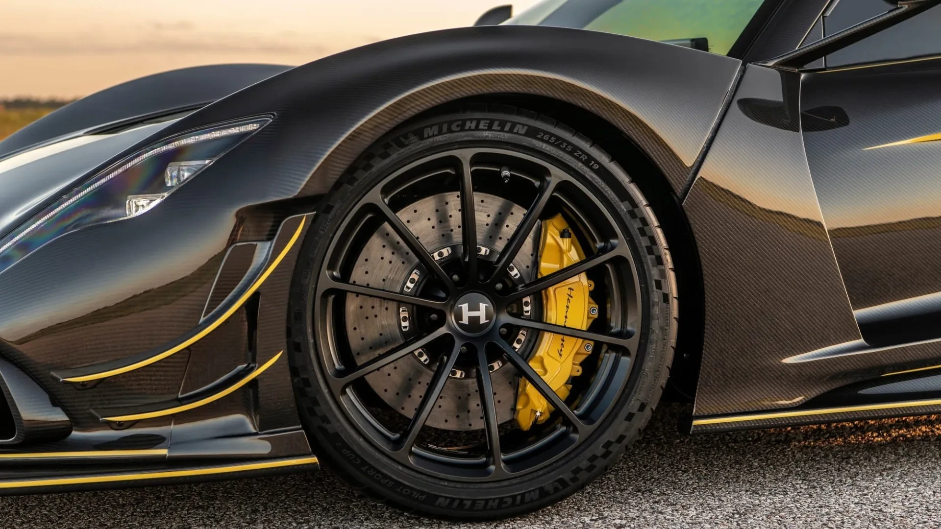 „Hennessey Venom F5 Revolution Roadster”: apnuogintas anglies pluoštas ir patobulintas valdymas