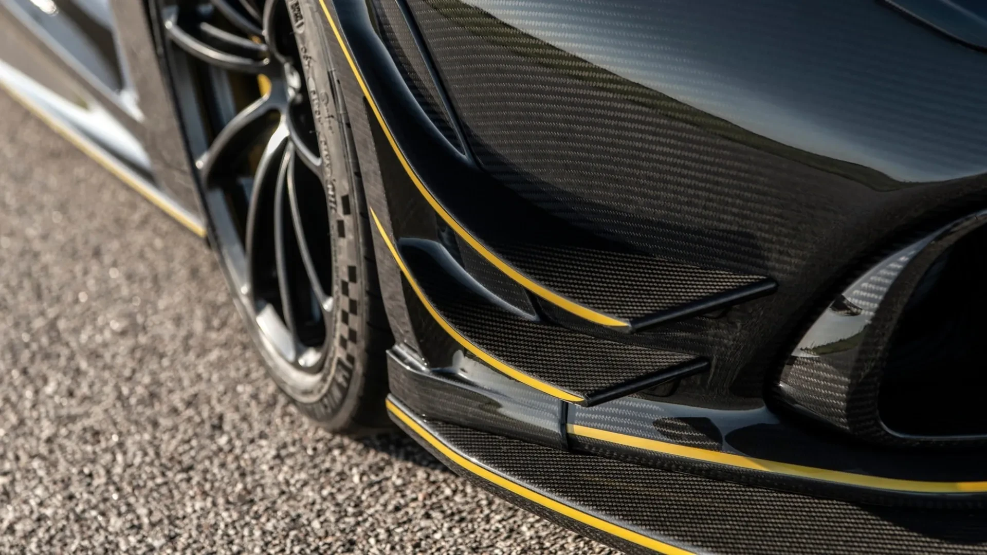 „Hennessey Venom F5 Revolution Roadster”: apnuogintas anglies pluoštas ir patobulintas valdymas