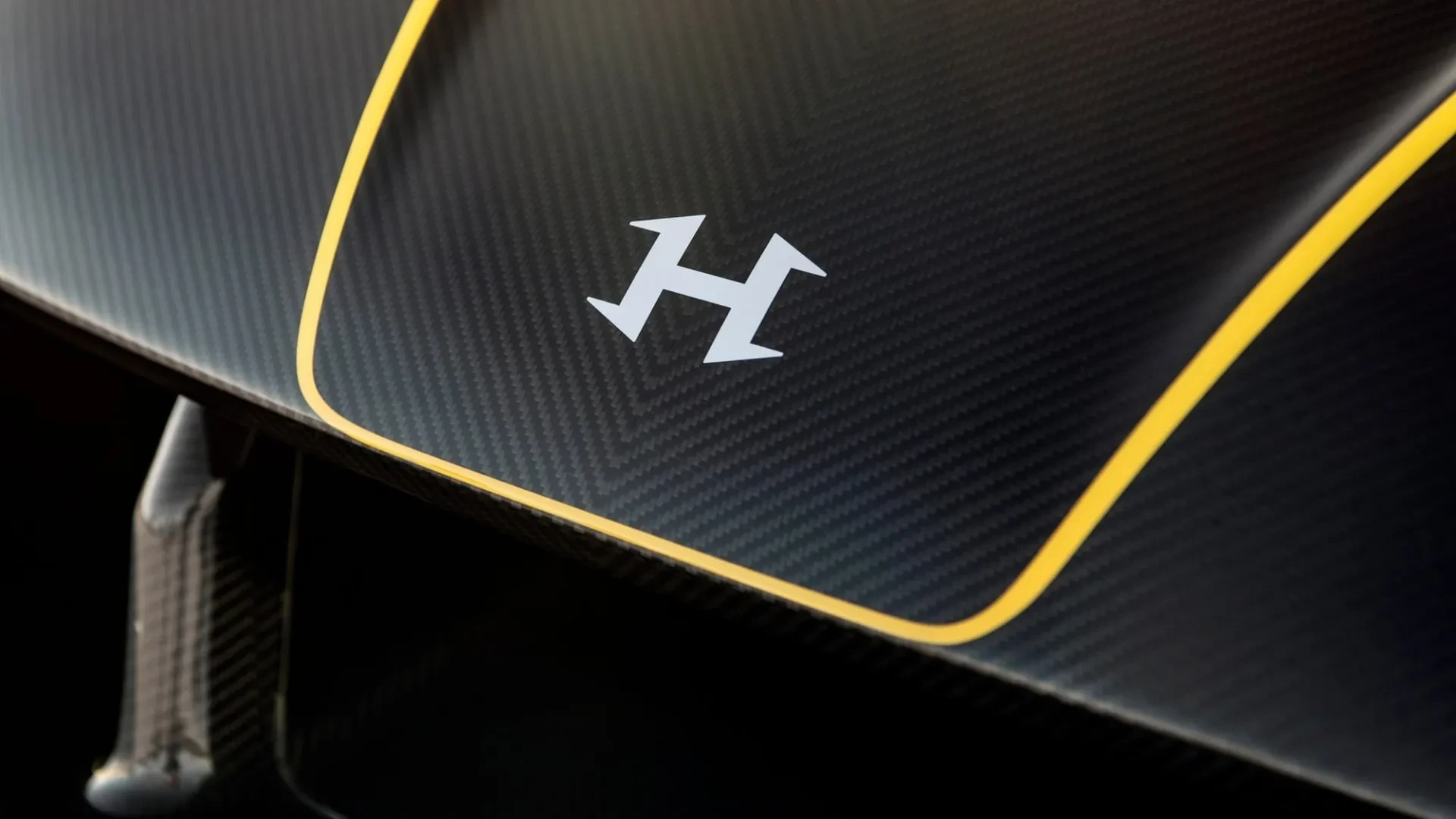 „Hennessey Venom F5 Revolution Roadster”: apnuogintas anglies pluoštas ir patobulintas valdymas