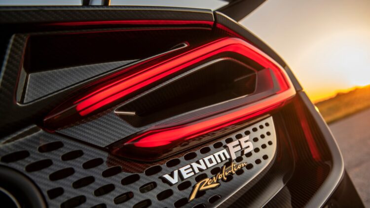 "Hennessey Venom F5 Revolution Roadster": apnuogintas anglies pluoštas ir patobulintas valdymas
