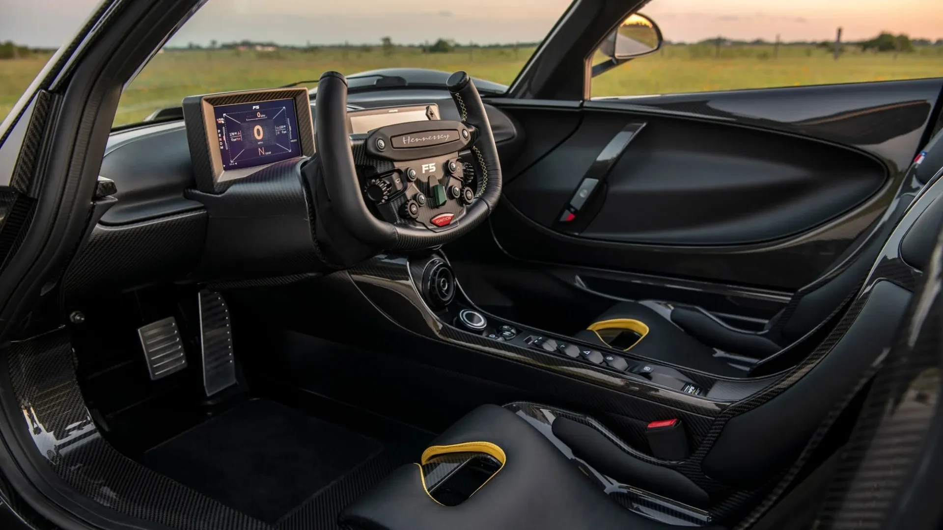 „Hennessey Venom F5 Revolution Roadster”: apnuogintas anglies pluoštas ir patobulintas valdymas