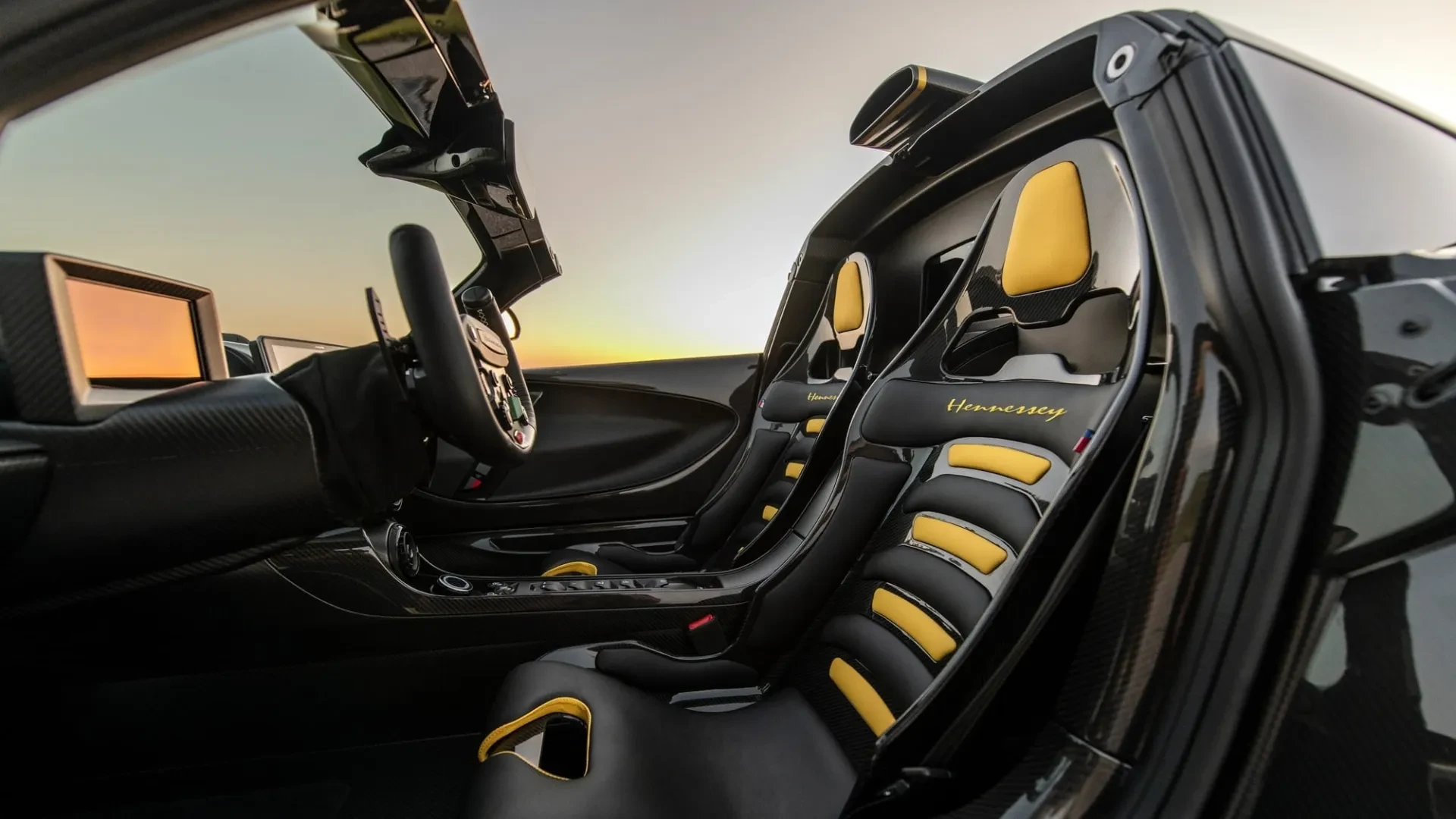 „Hennessey Venom F5 Revolution Roadster”: apnuogintas anglies pluoštas ir patobulintas valdymas