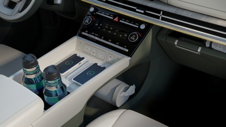 Naujasis "Hyundai Santa Fe": jokių dyzelinių variklių, terasinė bagažinė ir dezinfektorius pirštinių skyriuje