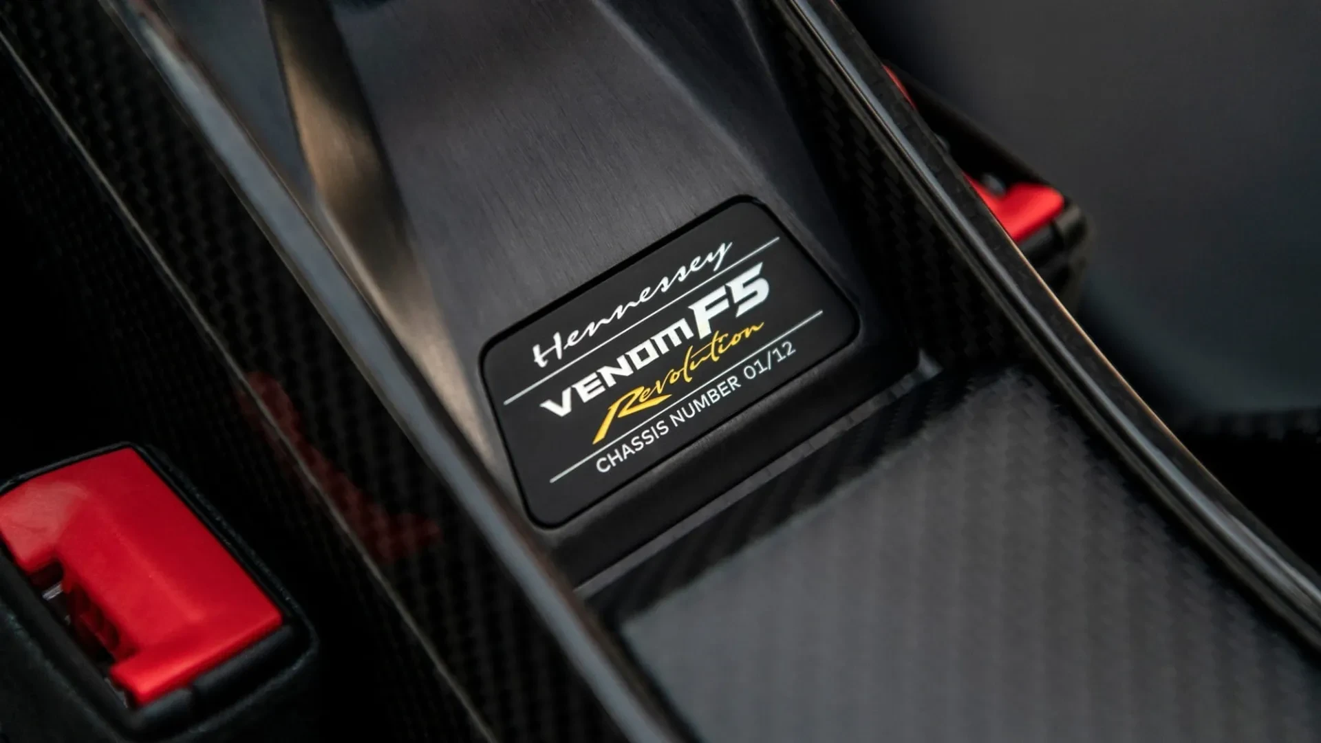 „Hennessey Venom F5 Revolution Roadster”: apnuogintas anglies pluoštas ir patobulintas valdymas