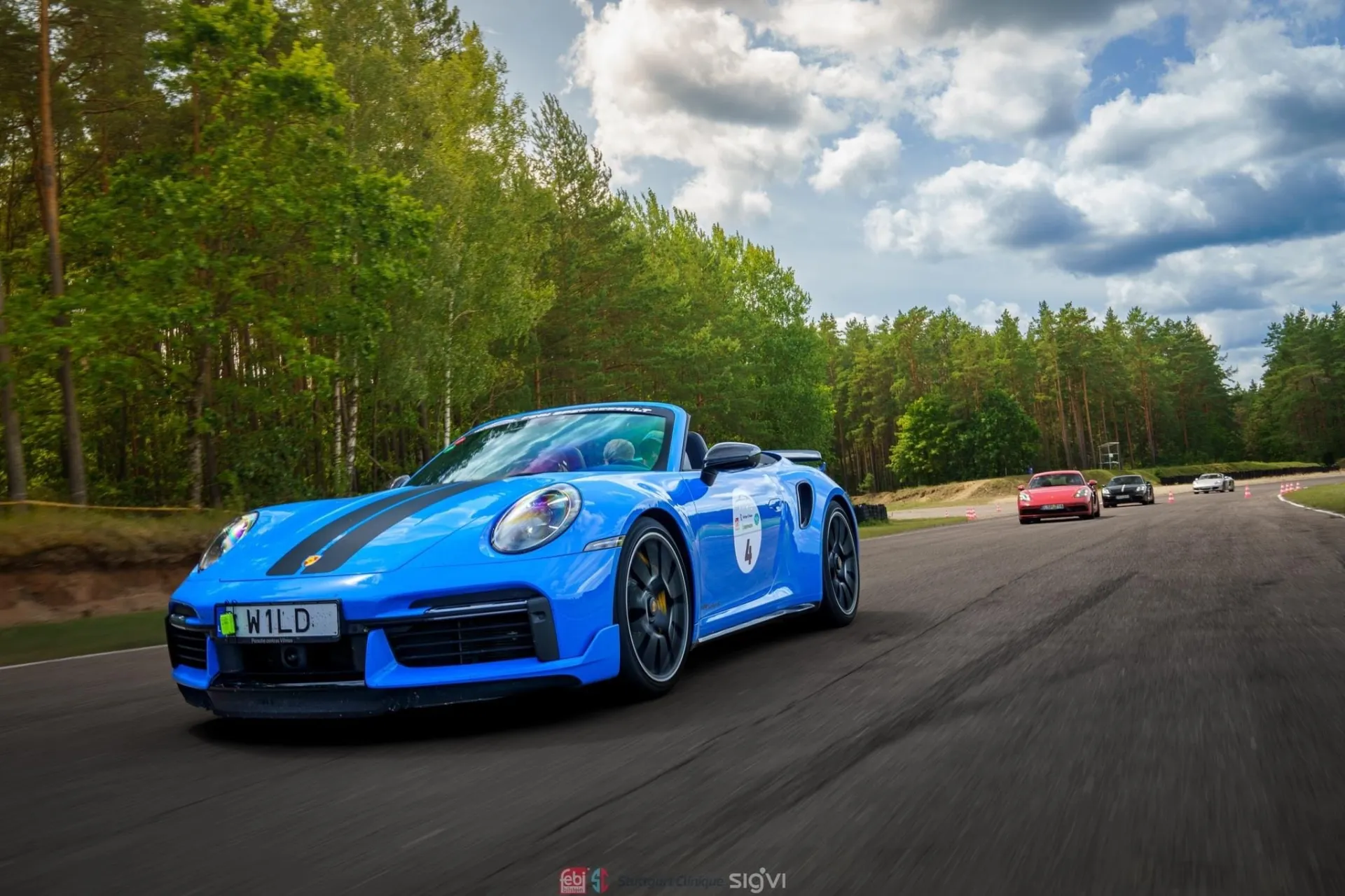 Sportinių automobilių entuziastų šventė: įsitikino, kad neužtenka turėti galingiausią automobilį