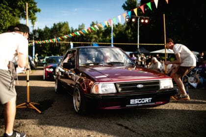 Vilnietę Robertą 40 metų senumo „Ford Escort“ puoselėti ir modifikuoti paskatino tėtis