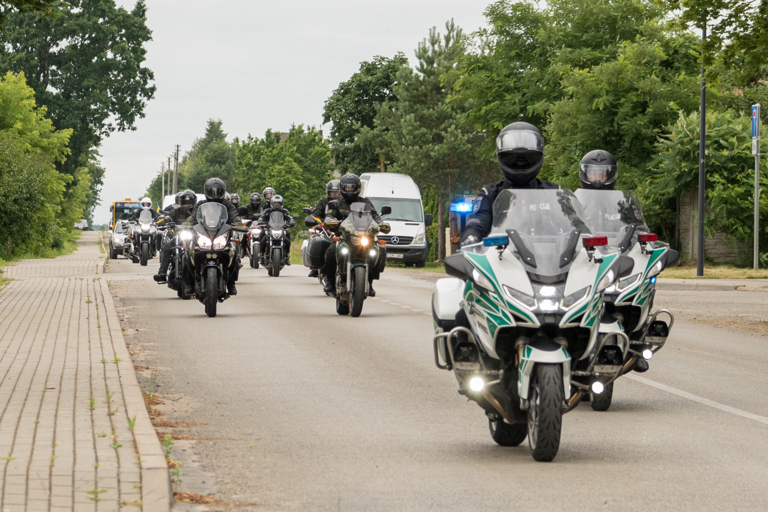 Su uniforma, ginklu ir ant motociklo: motošaulių žygis per Lietuvą