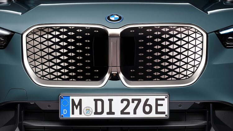 "Biudžetinis" BMW iX1 eDrive20 elektrinis krosoveris pasirodė esąs brangesnis už "Tesla Model Y