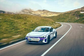 „Audi“ pristato Alpių dvasia alsuojantį specialaus leidimo „RS e-tron GT“ modelį