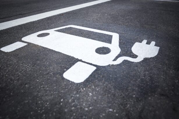 Automobilių rinka sparčiai elektrifikuojasi, bet ar liks vietos vidaus degimo varikliams?