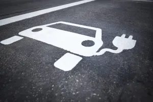 Automobilių rinka sparčiai elektrifikuojasi, bet ar liks vietos vidaus degimo varikliams?