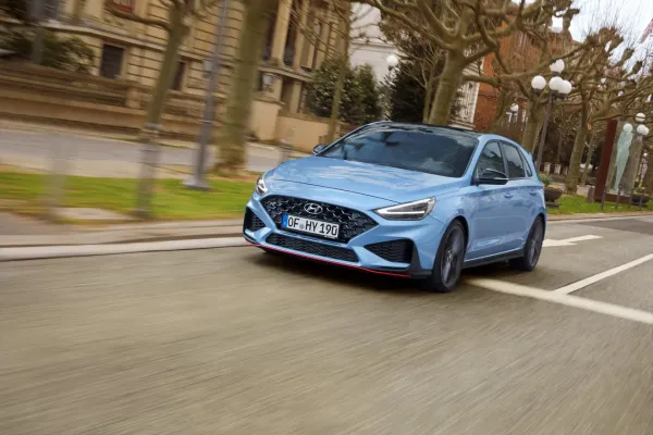 Trys dinamiški dešimtmečiai – kaip keitėsi automobilių pasaulis po 1990-ųjų?