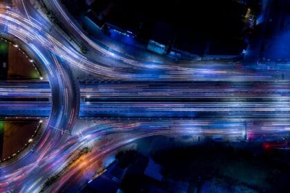 Komfortiška tyla automobiliuose: gamintojai vis dažniau pasitelkia ausinėse naudojamą technologiją