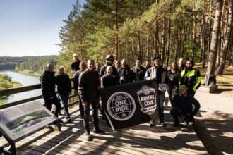 Pasaulinė „Royal Enfield“ iniciatyva: lankė Lietuvos gamtą ir rinko pinigus labdaros organizacijai
