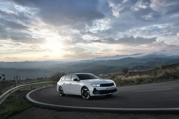 Elektrifikacija ir sportiški automobiliai: puikus derinys ar žingsnis atgal?