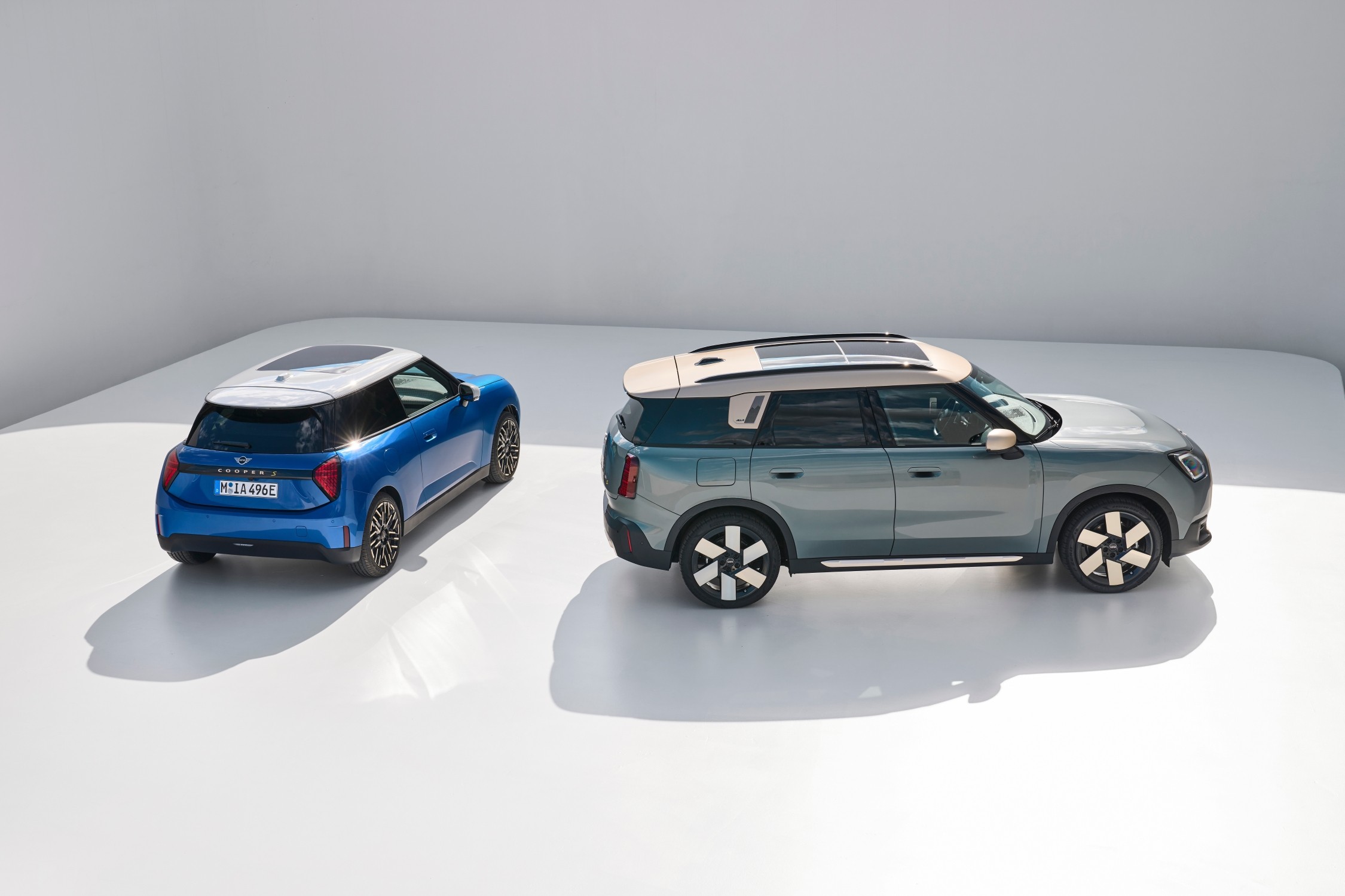 „Mini“ pristatė naujos kartos „Cooper“ ir „Countryman“ elektromobilius