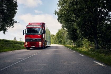 Populiariausias „Volvo“ sunkvežimis švenčia 30 metų naujovių sukaktį