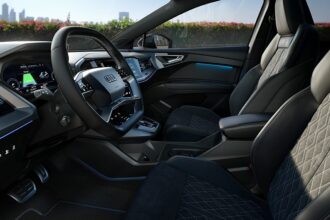 "Audi" atnaujina "Q4 e-tron" krosoverį: dirbtinis variklio garsas ir daugiau galios