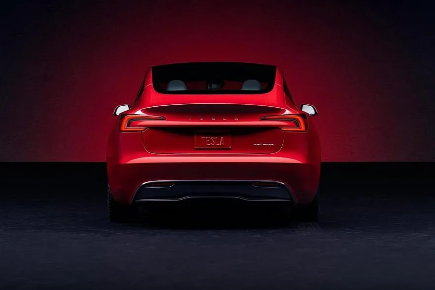 Atnaujintas „Tesla Model 3” važiuos tyliau ir toliau