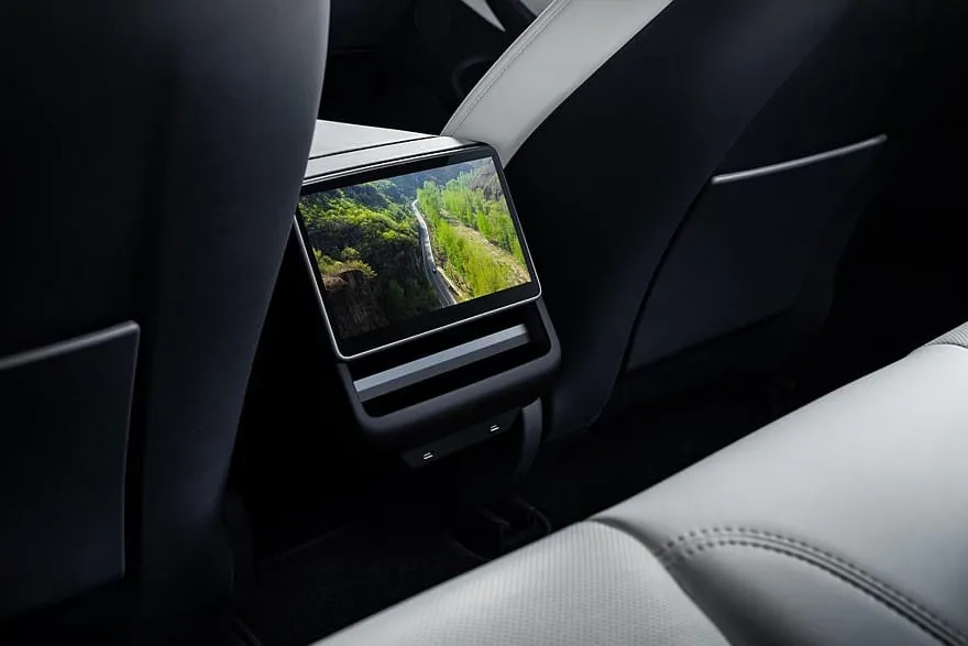 Atnaujintas „Tesla Model 3” važiuos tyliau ir toliau