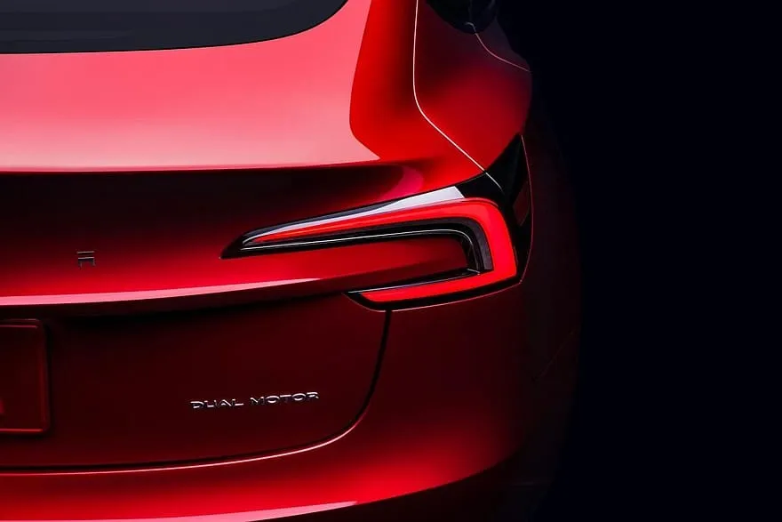 Atnaujintas „Tesla Model 3” važiuos tyliau ir toliau