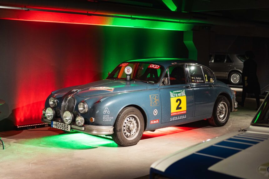 Karolio Raišio ekipažą į pergalę Portugalijoje atvežęs istorinis „Jaguar“ sustojo „Automuziejuje“