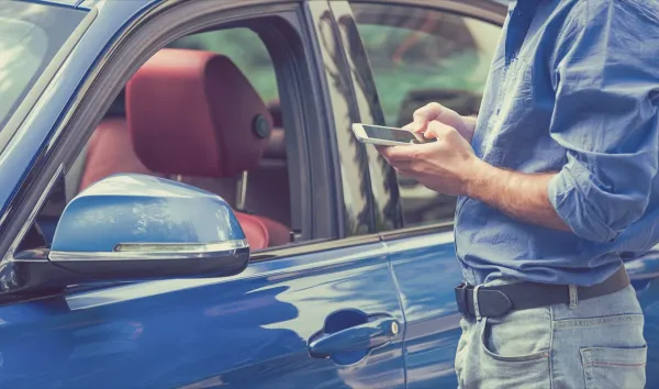 Automobilis – it kabelinė televizija ar internetas: populiarėja nauja paslauga