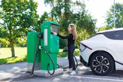 „Enefit“ įrengs 250 viešojo įkrovimo stotelių „Norfa“ prekybos tinklo aikštelėse