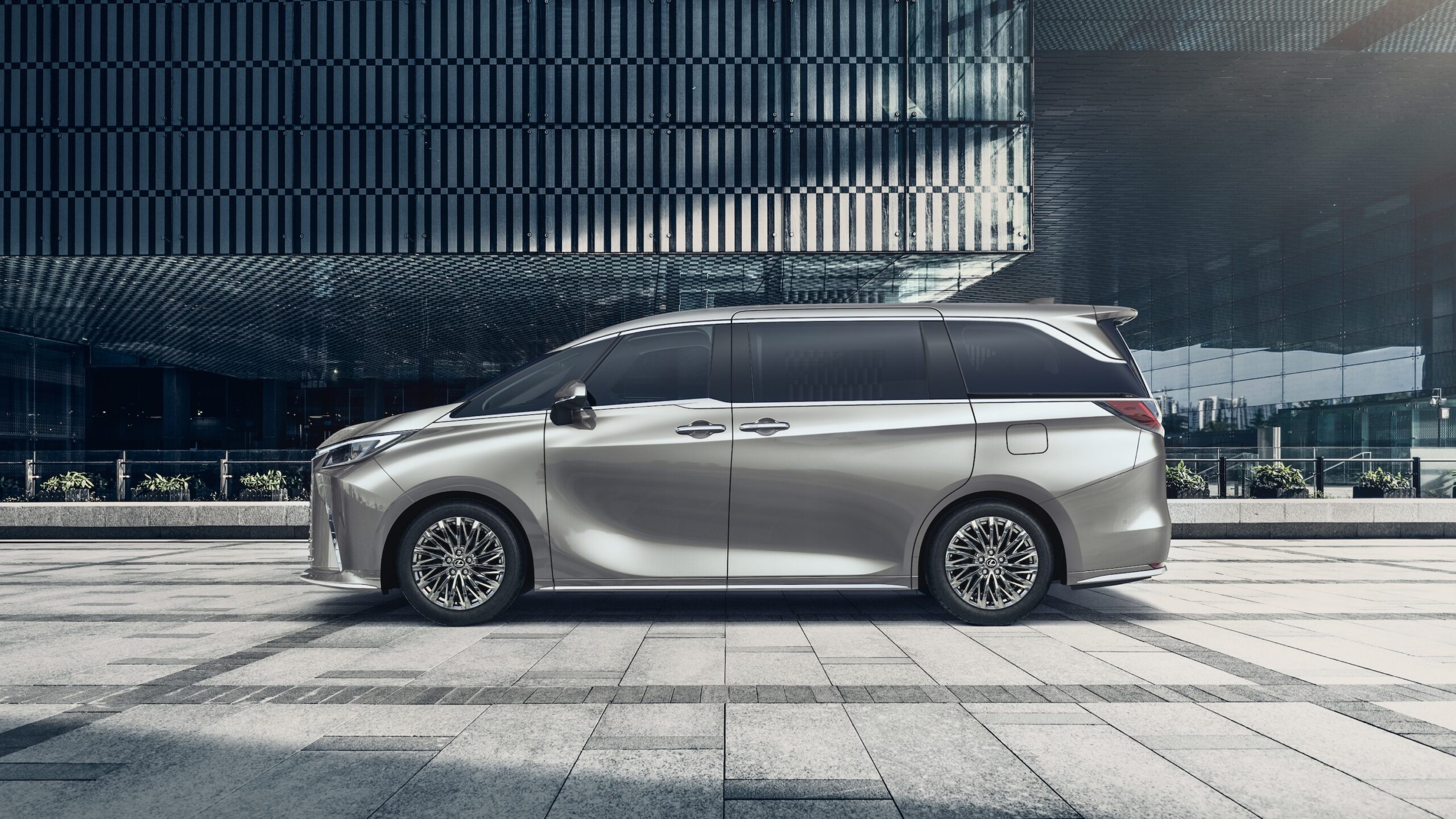 Japonai pristatė novatorišką prabangaus mobilumo sprendimą – naująjį „Lexus LM“