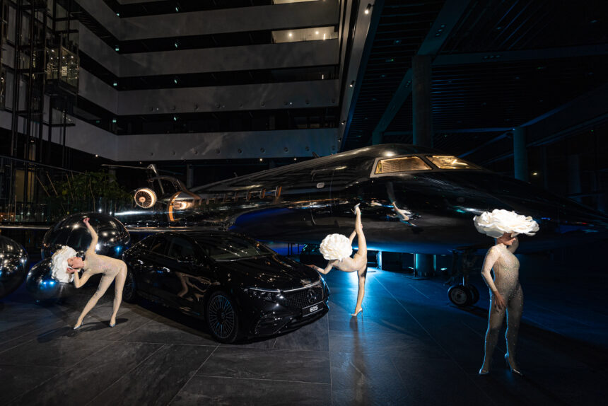 Naktiniame „Mercedes-Benz“ renginyje – žymūs automobilių mylėtojai, plačiausia Lietuvoje elektromobilių modelių gama ir elektrinės ateities vizija