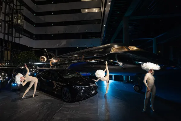 Naktiniame „Mercedes-Benz“ renginyje – žymūs automobilių mylėtojai, plačiausia Lietuvoje elektromobilių modelių gama ir elektrinės ateities vizija