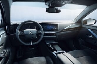 Naujų automobilių kontrolės sistemos: geriau fiziniai mygtukai ar lietimui jautrus ekranas?