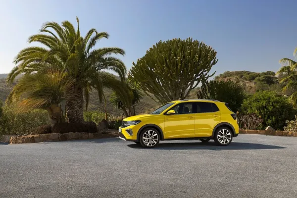 Atnaujintas „Volkswagen T-Cross“: gausesnė bazinė įranga ir naujos komforto technologijos