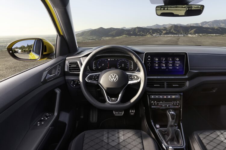 Atnaujintas „Volkswagen T-Cross“: gausesnė bazinė įranga ir naujos komforto technologijos