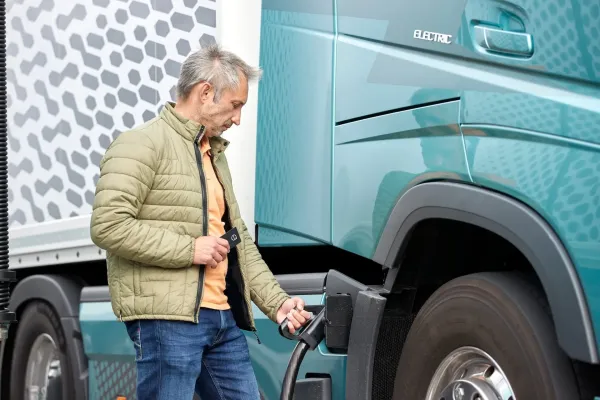 Proveržis greitajame elektrinių sunkvežimių įkrovime - „Volvo Trucks“ pristato naują paslaugą