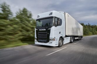 „Scania“ pradėjo naujos kartos elektra varomų sunkvežimių gamybą
