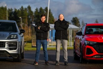 Ieškodami „Metų automobilio“ surengė varžybas: benzinis „Porsche“ stojo prieš elektrinį „Audi