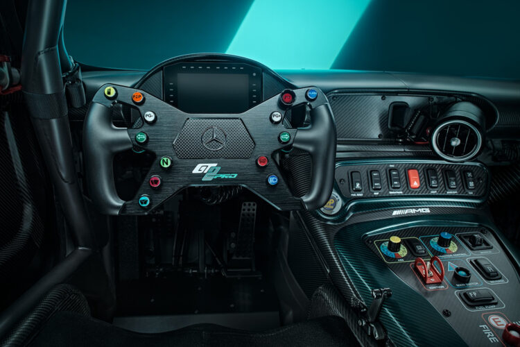 "Mercedes-AMG GT2 Pro": trasos kupė su "stebuklingu" galią padidinančiu mygtuku