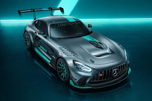 "Mercedes-AMG GT2 Pro": trasos kupė su "stebuklingu" galią padidinančiu mygtuku