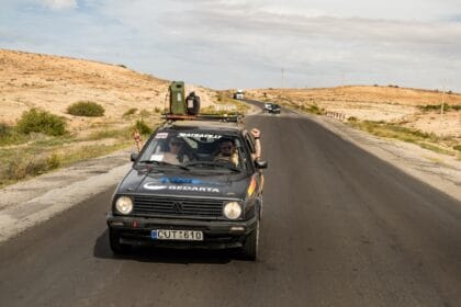 Nutrūktgalvių lietuvių kelionė į Afriką: automobilio remontas dykumos viduryje ir nakvynė piemens sandėliuke