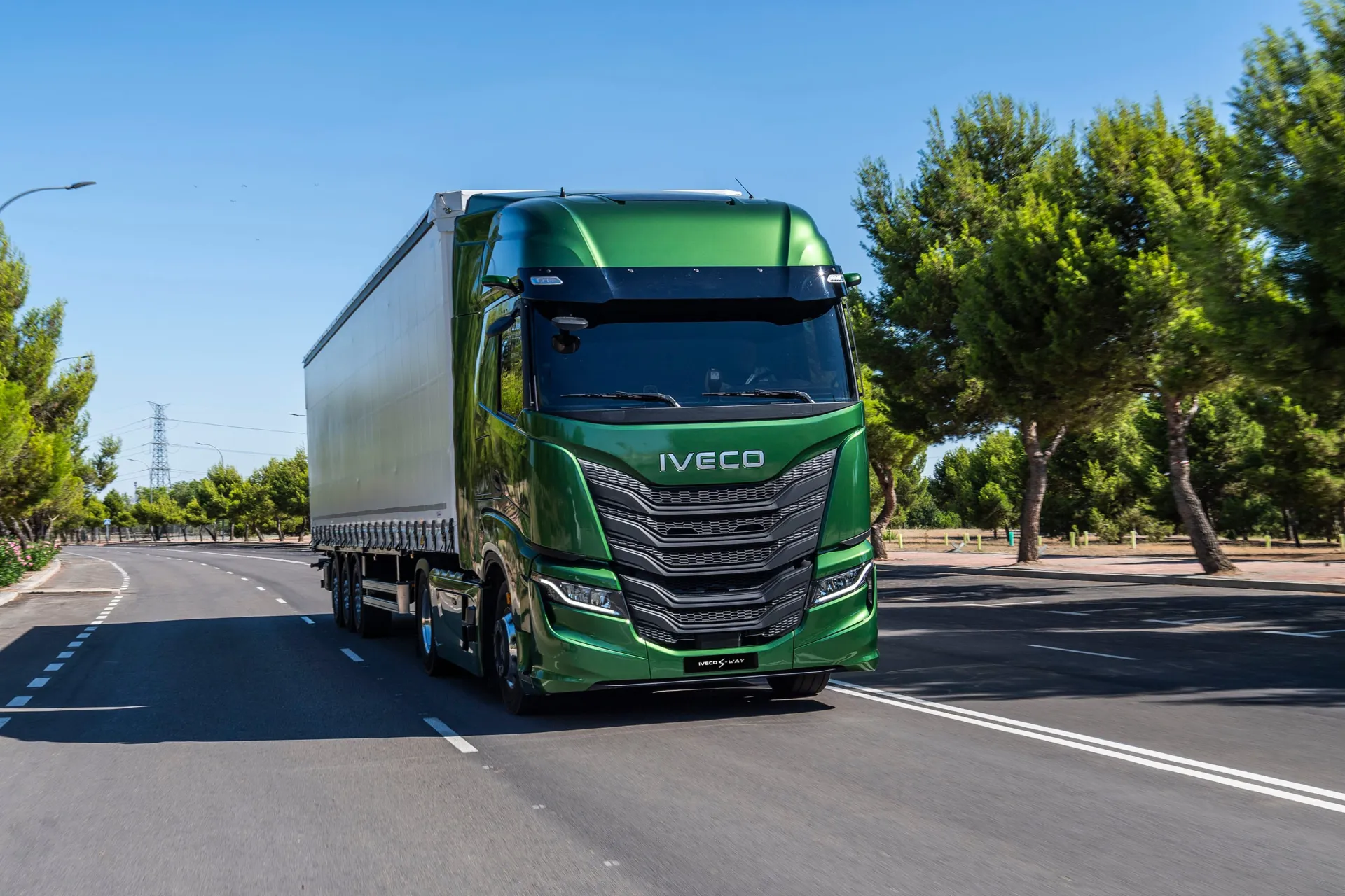 „Iveco“ pristatė naujos kartos „S-Way“ ir elektrinę vilkiko versiją