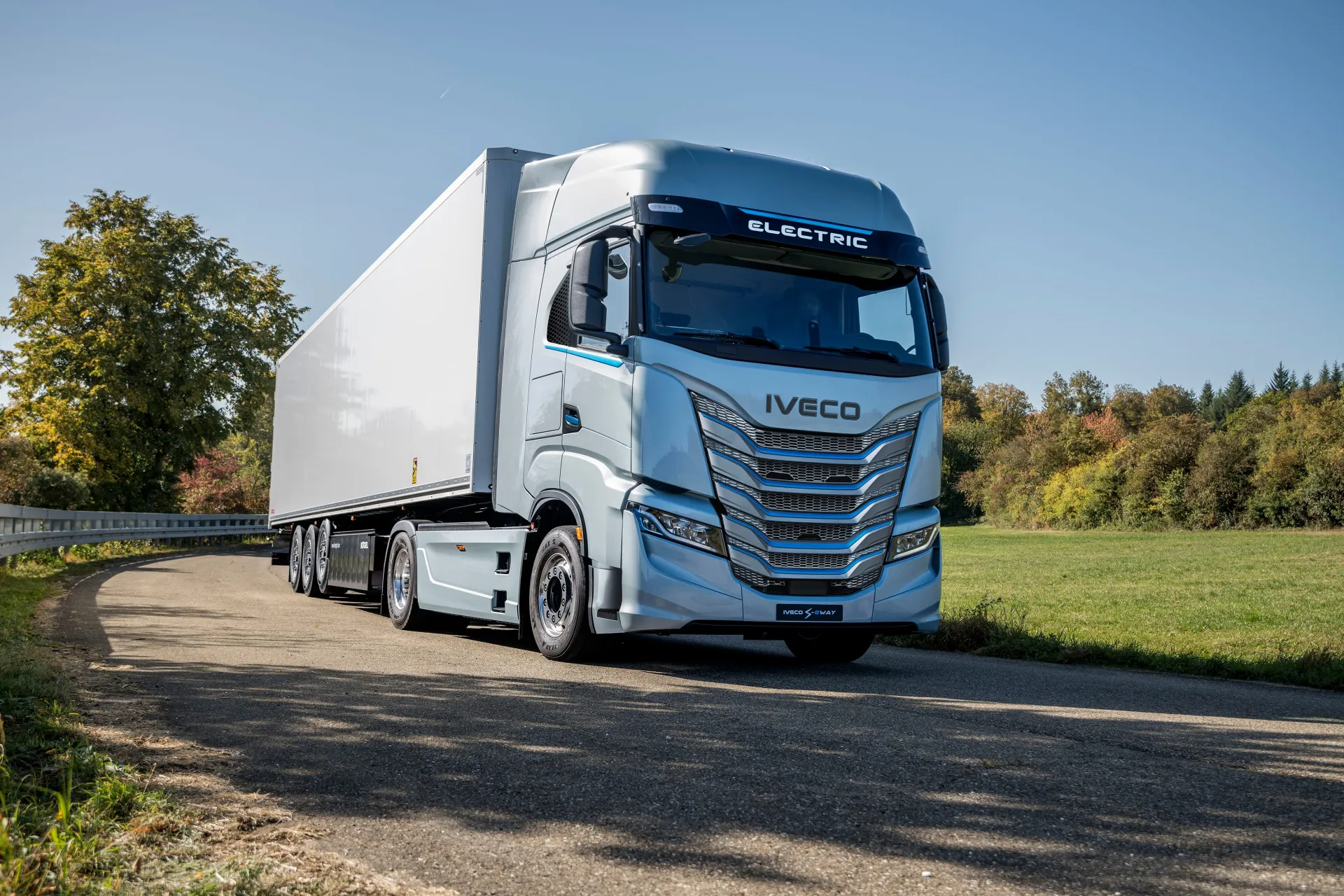 „Iveco“ pristatė naujos kartos „S-Way“ ir elektrinę vilkiko versiją