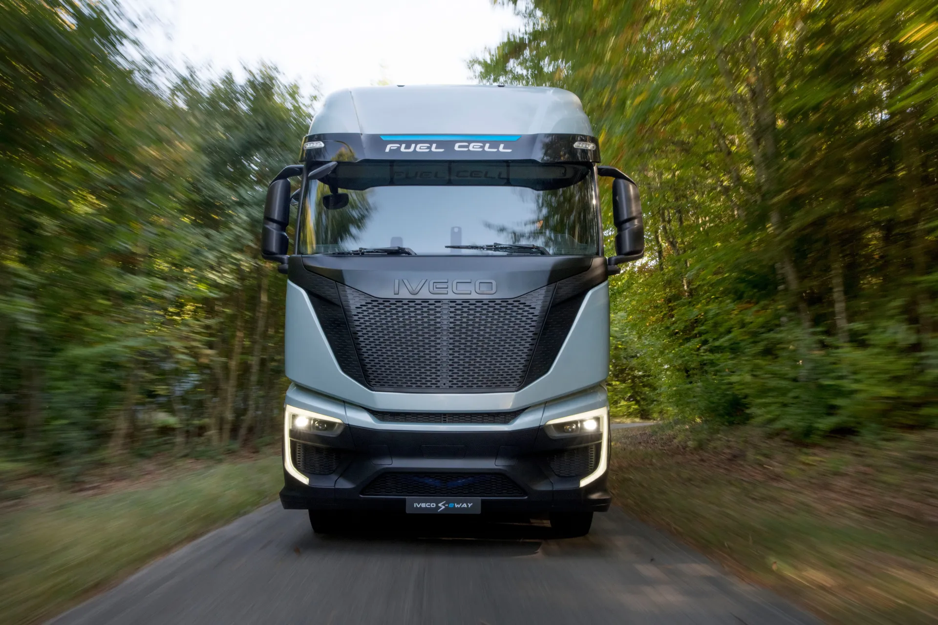 „Iveco“ pristatė naujos kartos „S-Way“ ir elektrinę vilkiko versiją
