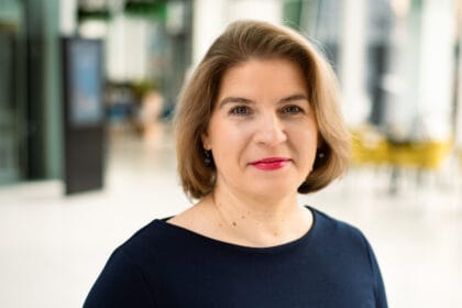 Elektromobilių įkrovimas mieste ir namuose – kuris būdas efektyvesnis?