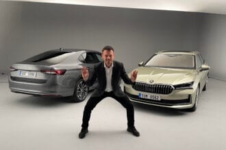 Vaidotas Žala apžvelgė dar į gatves neišriedėjusį naująjį „Škoda Superb“: „Teko pasirašyti pluoštą dokumentų“