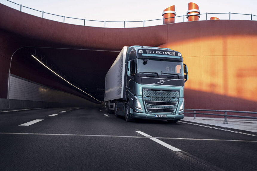 „Volvo FH Electric“ pelnė „Tarptautinio metų sunkvežimio 2024“ apdovanojimą