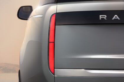 Artėja naujojo elektrinio „Range Rover“ pristatymas: formuoja laukiančiųjų sąrašą