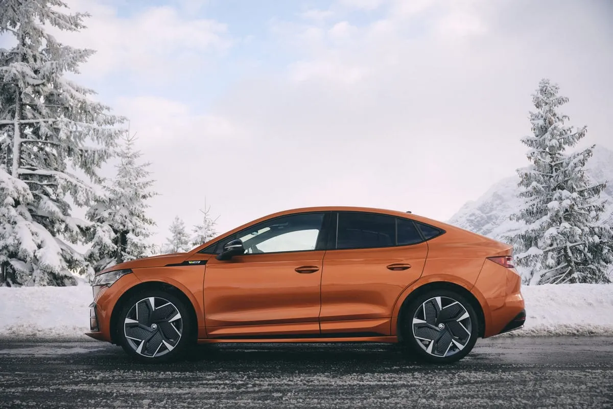 „Škoda“ pristatė atnaujintą „Enyaq“ šeimą: siūlys galingesnes ir prabangesnes versijas