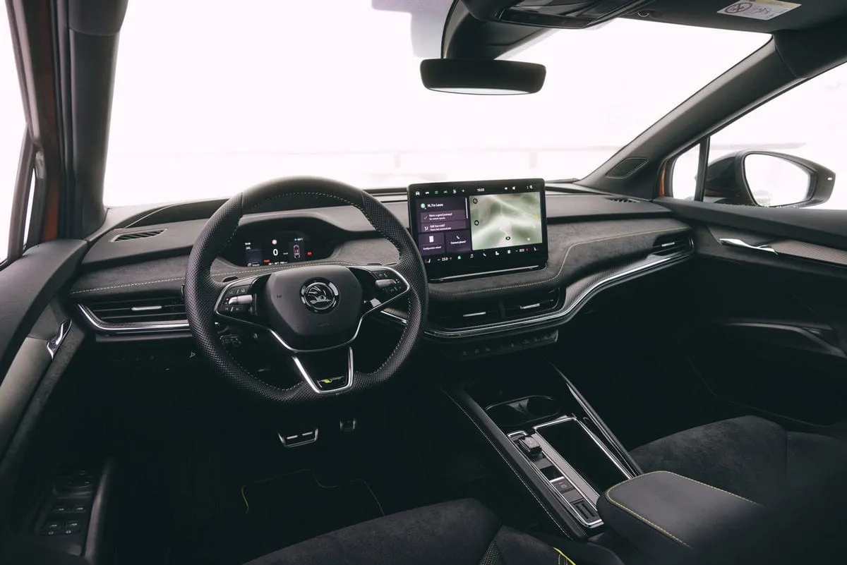 „Škoda“ pristatė atnaujintą „Enyaq“ šeimą: siūlys galingesnes ir prabangesnes versijas