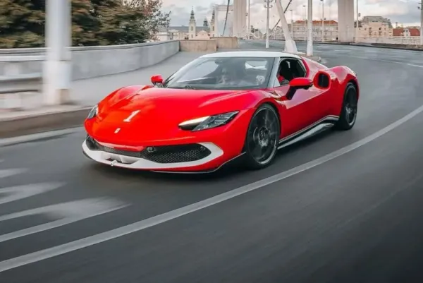Nauja "Ferrari 296 GTB" versija skirta Vengrijai